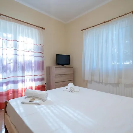 Villa Poolside Paradise Dilesi By μρs *