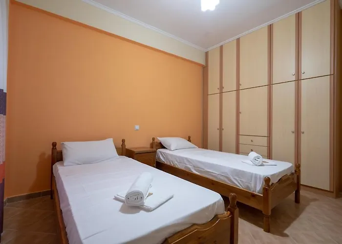 Poolside Paradise Dilesi By Μρs Dhilesi