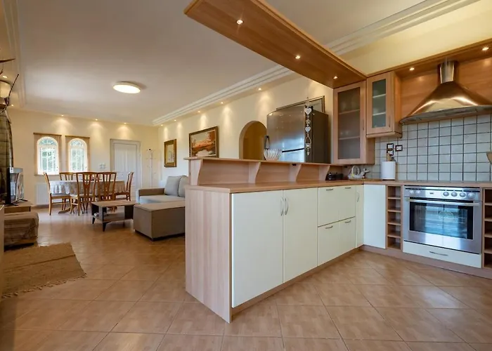 Poolside Paradise Dilesi By Μρs Dhilesi