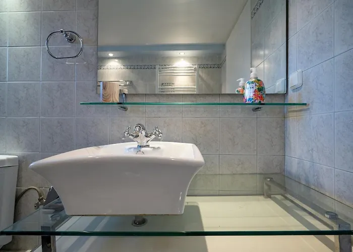 Poolside Paradise Dilesi By Μρs Dhilesi