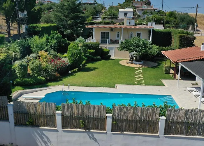 Poolside Paradise Dilesi By Μρs Dhilesi